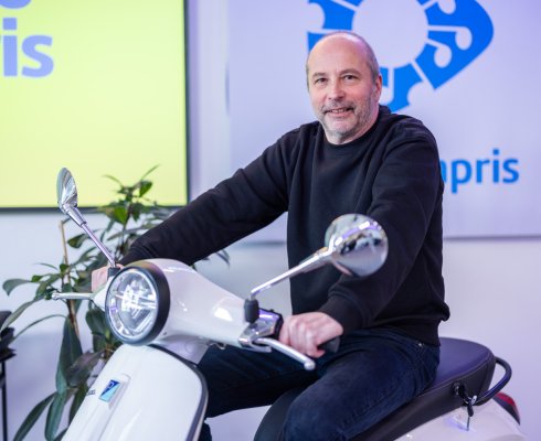 Izžreban je zmagovalec nagradne igre »Nakupuj v mestu in osvoji Vespo«